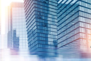 Modern güzel renkli bina görünümünü camdan