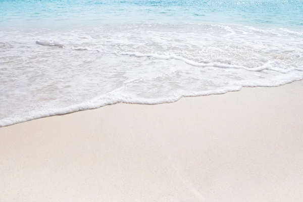 푸른 하늘 위의 좋은 열 대 해변의 보기 — 스톡 사진