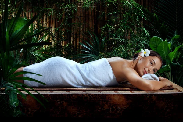 Retrato de joven hermosa mujer relajante en el ambiente de spa . — Foto de Stock