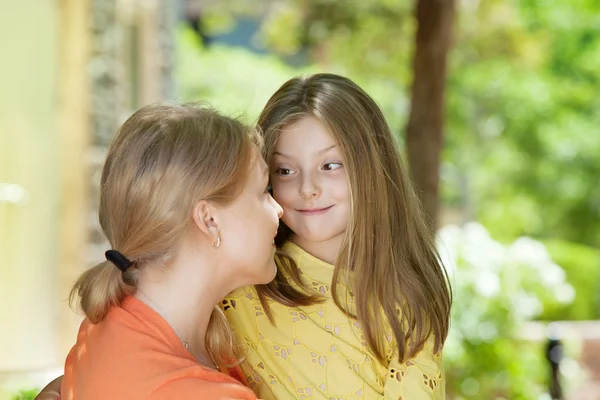 Portrait de mère heureuse avec sa fille passer un bon moment dans un environnement estival — Photo