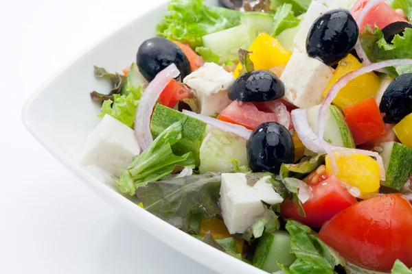 Close up vista de salada gostosa agradável na parte traseira branca — Fotografia de Stock