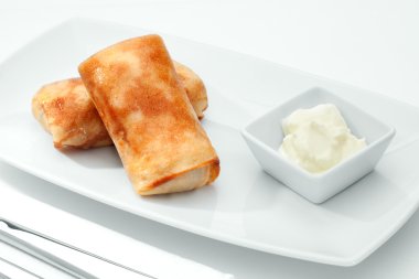 sourcream ile güzel lezzetli krepler bakış beyaz üzerine kapatın