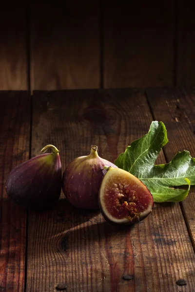 Close up view of fresh figs on color back — Stock Photo, Image