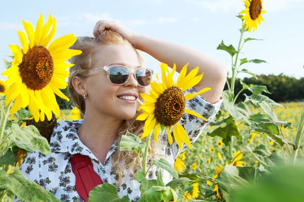 Portrait d'une jeune femme souriante et heureuse traversant le champ de tournesol — Photo