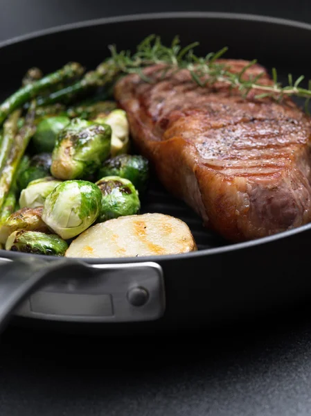 Zblízka pohled pěkný čerstvý steak na barvu pozadí — Stock fotografie