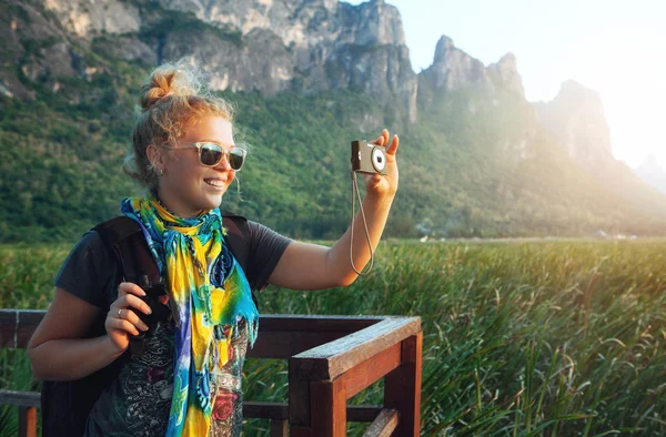 Portret van jonge mooi meisje is schieten zonsondergang in de zomer milieu — Stockfoto