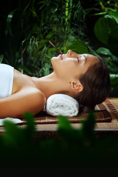 Retrato de jovem bela mulher relaxante em ambiente de spa — Fotografia de Stock