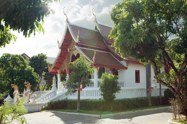 Panorámás kilátás szép ősi thai buddhista templom — Stock Fotó