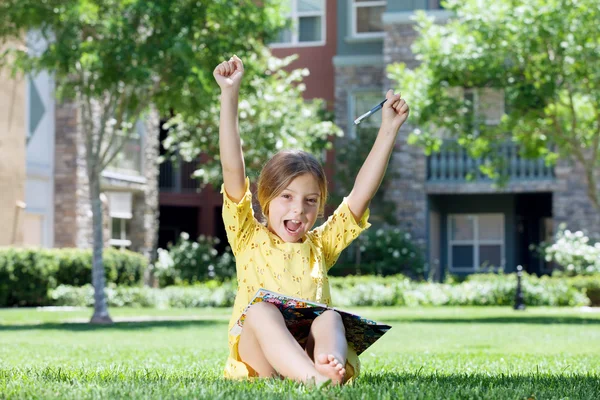 Retrato de menina feliz ter bom tempo no ambiente de verão — Fotografia de Stock