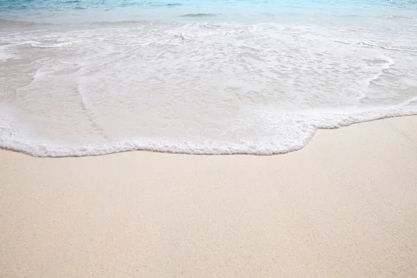 Blick auf schönen tropischen Strand mit weißem Sand und blauem Wasser — Stockfoto