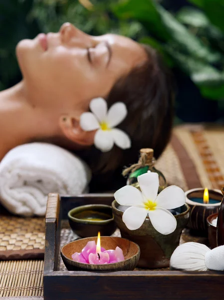 Retrato de jovem bela mulher relaxante em ambiente de spa — Fotografia de Stock