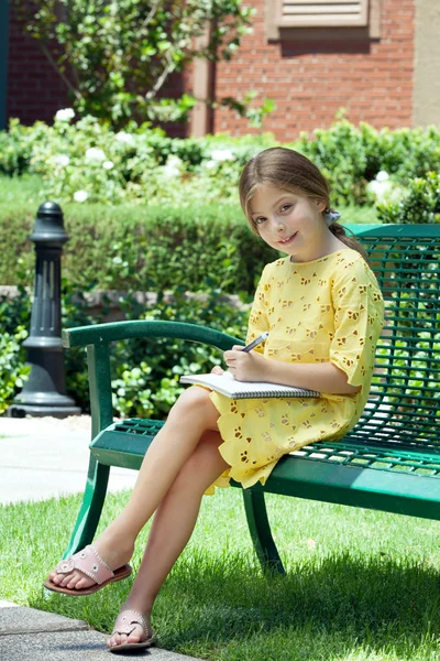 Retrato de menina feliz ter bom tempo no ambiente de verão — Fotografia de Stock