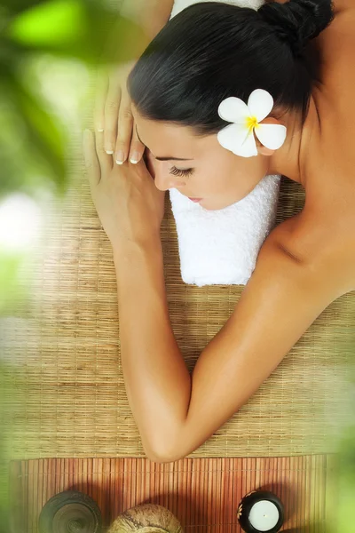 Retrato de jovem bela mulher relaxante em ambiente de spa — Fotografia de Stock