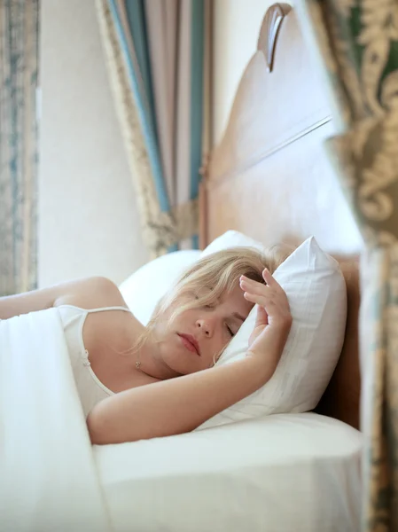 Uyku renk geri genç kadın portresi yukarıya kapatmak — Stok fotoğraf