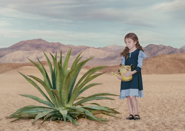 Portrait de petite fille blanche avec arrosoir dans un environnement désertique — Photo