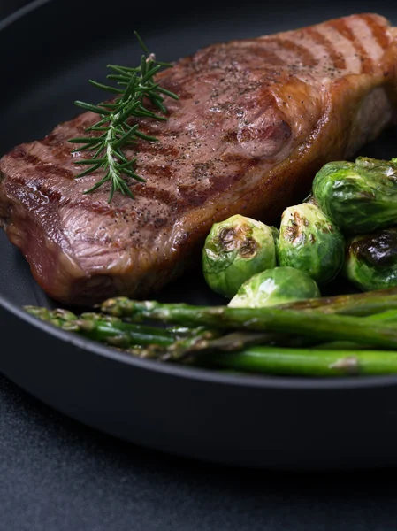 Pohled pěkný čerstvý steak na barvu zpět na plochu — Stock fotografie