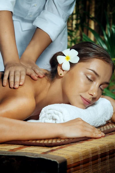 Retrato de jovem mulher bonita em ambiente de spa — Fotografia de Stock