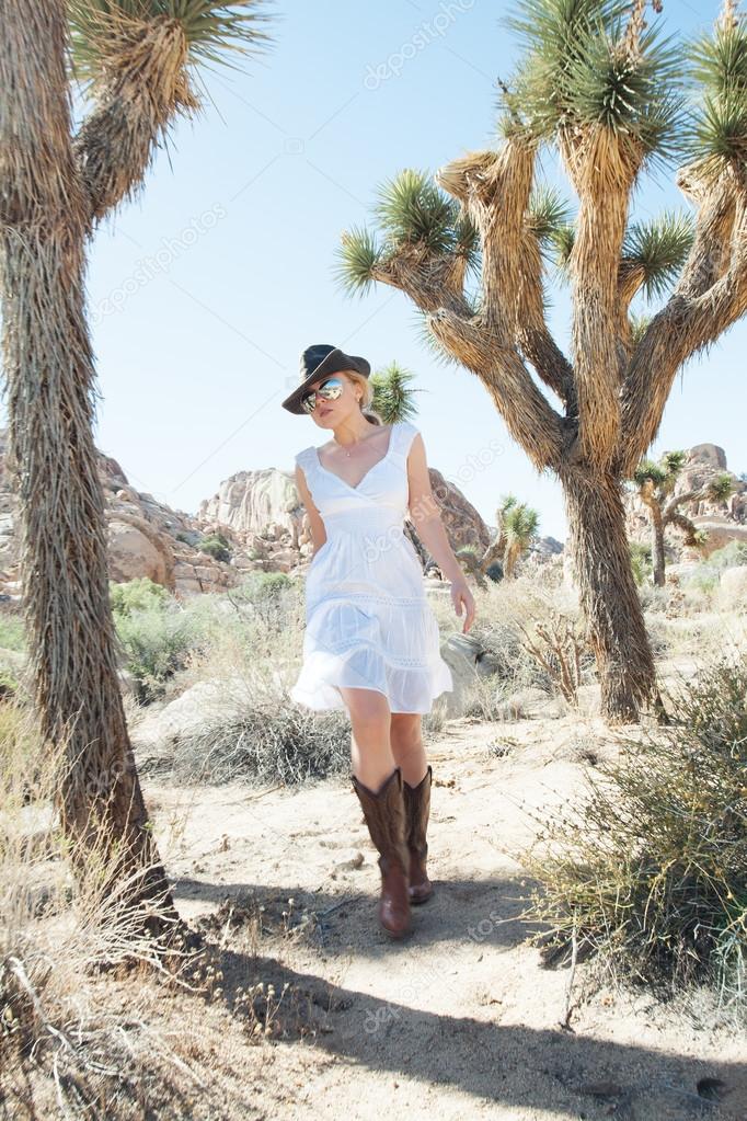 Retrato de joven hermosa en el ambiente del parque joshua tree — Fotos