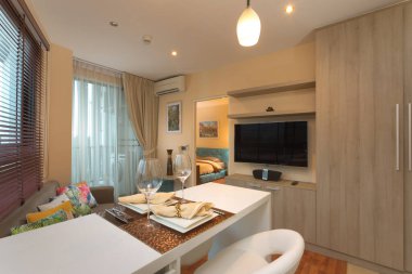 Çağdaş stüdyoda güzel bir oturma odası manzarası 