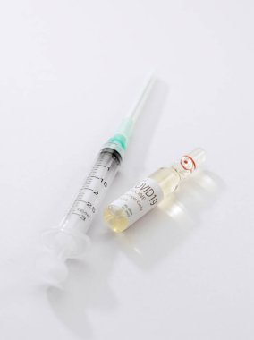 Beyaz sırtında ilaç ve şırıngayla ampulün görüntüsünü kapat 