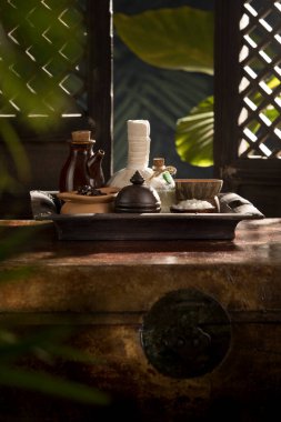 Renkli tropik palmiye yaprakları üzerindeki spa temalı nesnelerin görünümü