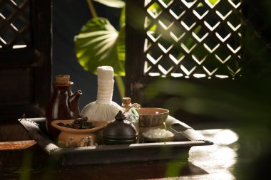 Renkli tropik palmiye yaprakları üzerindeki spa temalı nesnelerin görünümü