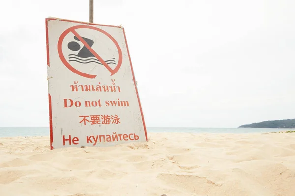 Vista Vicino Non Nuotare Segno Sulla Spiaggia Estiva Bianca — Foto Stock
