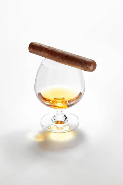 Nahaufnahme Eines Whiskeyglases Mit Zigarre Auf Weißem Rücken — Stockfoto