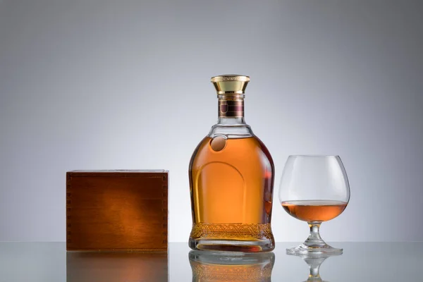 Close Uitzicht Fles Whisky Humidor Een Glas Opzij Grijze Rug — Stockfoto