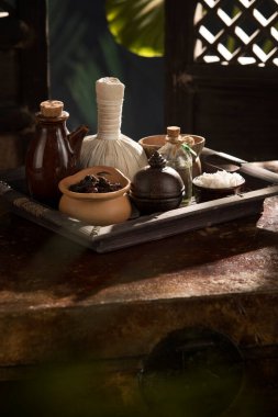 Renkli tropik palmiye yaprakları üzerindeki spa temalı nesnelerin görünümü