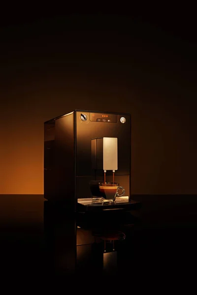 Espresso Americano Kahve Makinesinin Koyu Arkaplanda Görüntüsü — Stok fotoğraf