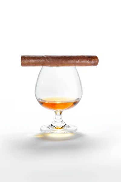 Geschlossener Blick Auf Ein Glas Whiskey Mit Zigarre Auf Weißem — Stockfoto