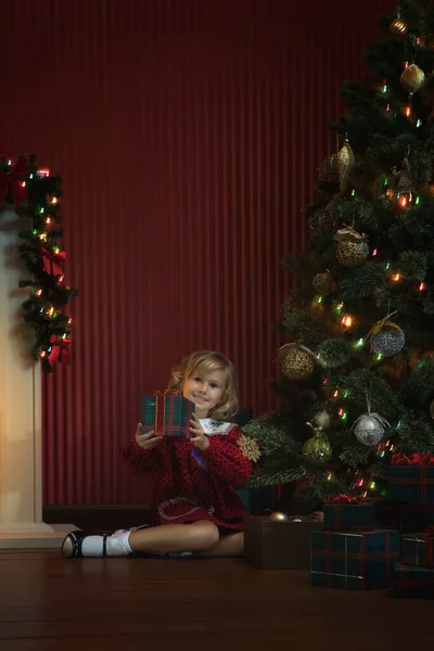 クリスマスの国内環境にギフトボックスを持つ女の子の肖像画 — ストック写真