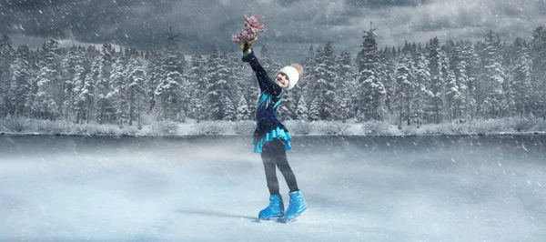 Vista Del Patinador Artístico Infantil Sobre Fondo Arena Hielo Oscuro —  Fotos de Stock