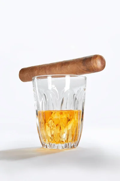 Geschlossener Blick Auf Ein Glas Whiskey Mit Zigarre Auf Weißem — Stockfoto