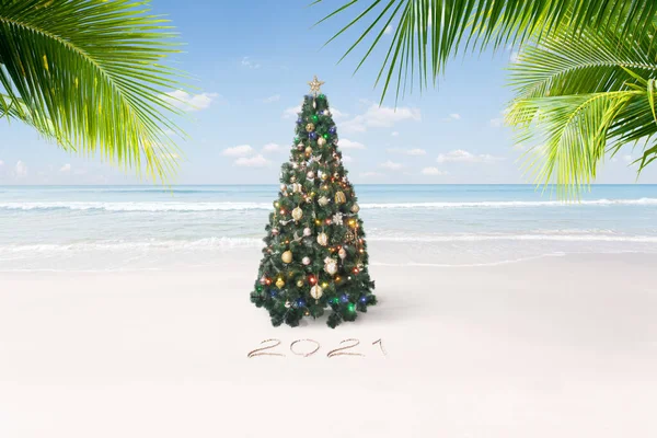 美丽的圣诞美景与新年主题热带海滩 — 图库照片