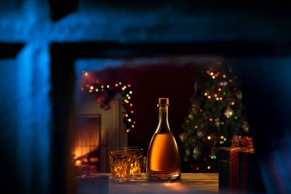 Close Weergave Van Glas Met Whiskey Fles Kleur Terug — Stockfoto