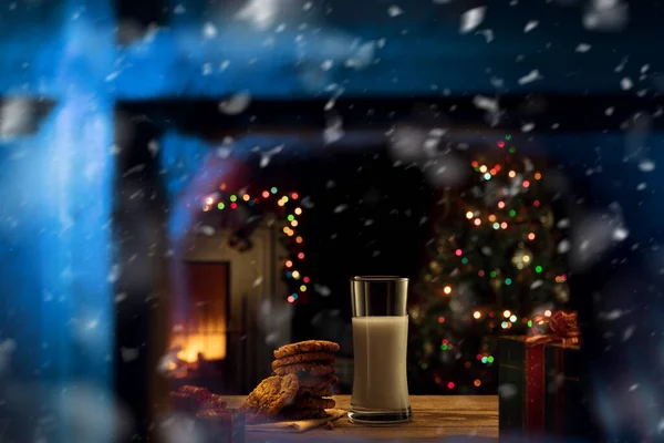 Vue Rapprochée Verre Lait Avec Biscuits Sur Dos Couleur — Photo