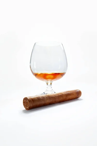 Gesloten Uitzicht Glas Cognac Met Sigaar Opzij Witte Rug — Stockfoto