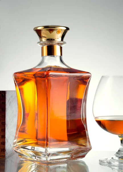 Close Uitzicht Fles Whisky Een Glas Opzij Grijze Rug — Stockfoto