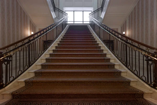 카펫과 레일이 아름다운 대리석 계단이 한눈에 보이는 — 스톡 사진