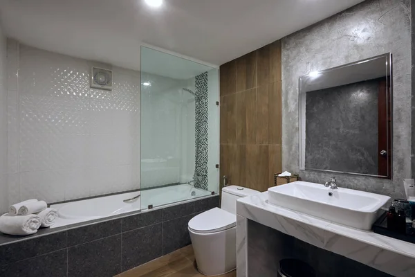 Güzel Modern Tarz Gri Banyo Içi Manzarası — Stok fotoğraf