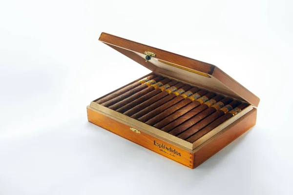 泰国曼谷 2020年8月 一盒雪茄的照片 Habana Cuba Esplendidos Cohiba是古巴为Habanos 生产的优质雪茄品牌 — 图库照片