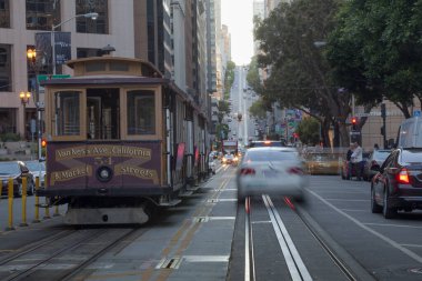 SAN FRANCISCO, Temmuz 2014. Cable car, 1873 yılından beri hizmet veren San Francisco 'daki en eski mekanik toplu taşıma aracı..