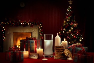 Bir bardak sütün, kurabiyelerin arka plandaki rengini kapat