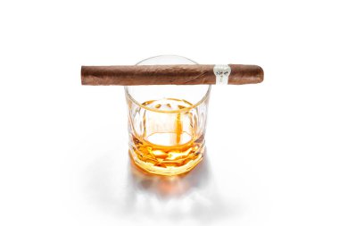 Logo ya da tuzak izi yok! SİZE LABELS yaptı! Kapalı bir viski bardağı manzarası, üstünde beyaz bir puro.