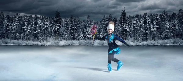 Vista Del Patinador Artístico Infantil Sobre Fondo Arena Hielo Oscuro — Foto de Stock