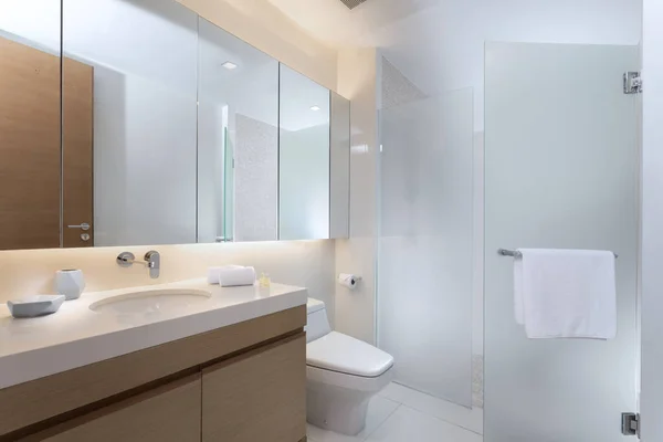 Vista Del Bonito Baño Moderno Azulejos Blancos — Foto de Stock