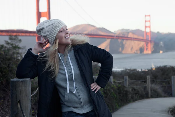 Вид Молодой Девушки Черном Пальто Золотых Ворот Сан Франциско — стоковое фото