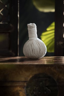 Bitkisel masajın yeşil sırta yakın görüntüsü. 